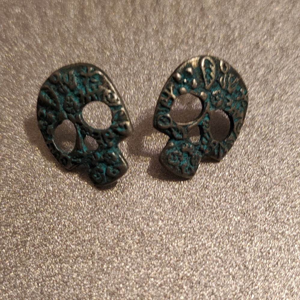 ☘️👂 Adorable skull earrings!